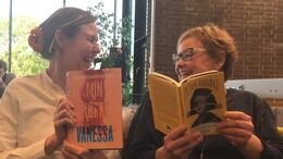 Litteraturformidler Nanna Damsgaard og bibliotekar Marit Juhl mødes stadig og taler om litteratur den første mandag i måneden.