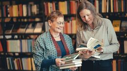 Marit og Nanna anbefaler litteratur den første mandag hver måned på biblioteket. 