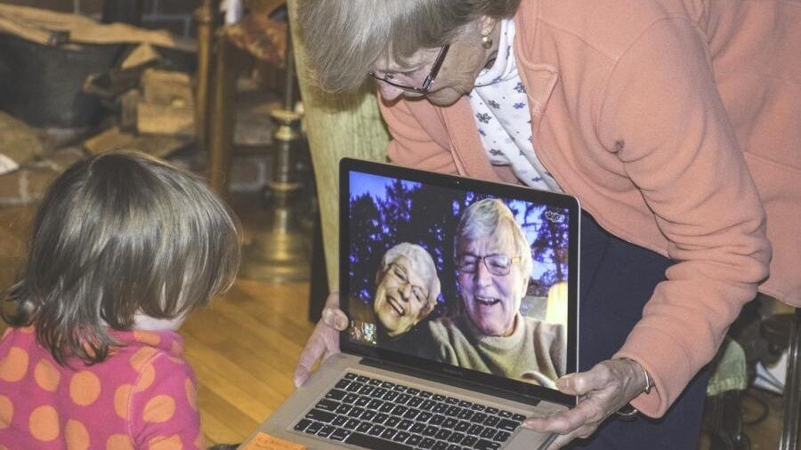 Videosamtale på bærbar computer mellem barn og ældre par.