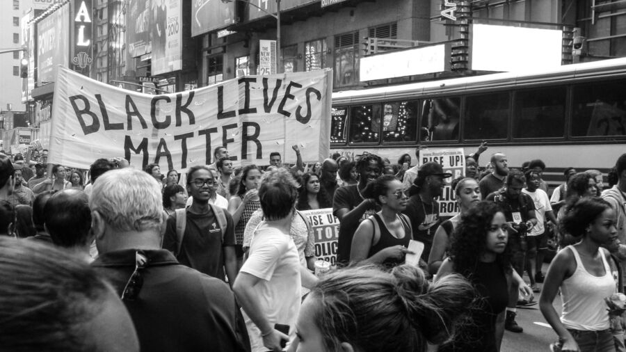 Hudredetusindvis af mennesker verden over samles til "Black Lives Matter"-demonstrationer.