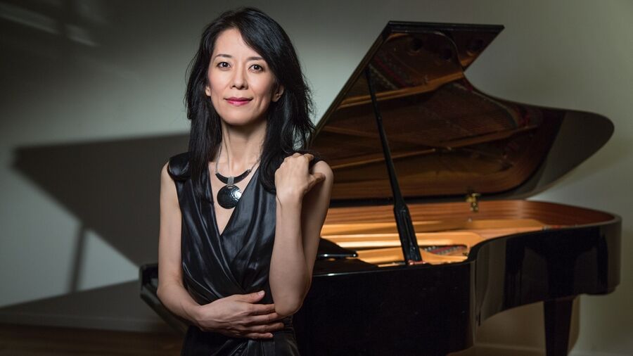 Kvinde foran flygel. Jazzpianist Eri Yamamoto, pressefoto.