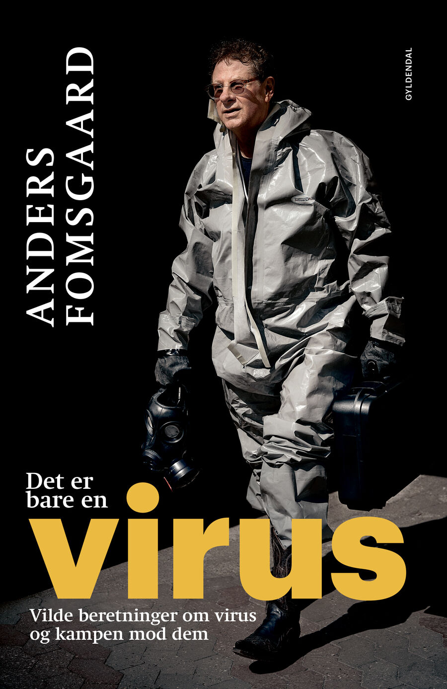 Forsiden af bogen "Det er bare en virus": forsker Anders Fomsgaard i beskyttelsesdragt.