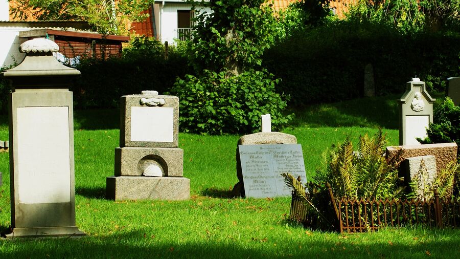 Kirkegårde rummer mange historier at gå på opdagelse i på en sommerferie. Her er det Haderslev Kirkegård.