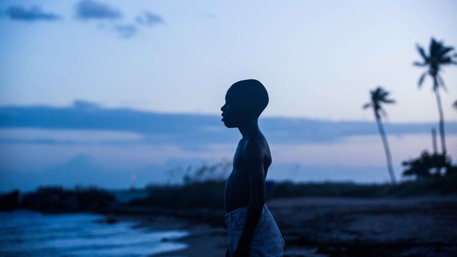 Mørk dreng i aftenlys på strand – foto fra filmen "Moonlight", rettighederne tilhører Filmstriben