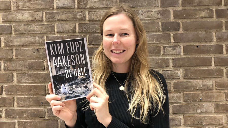 Litteraturformidler Nanna Damsgaard-Larsen med Kim Fupz Aakeson-bog