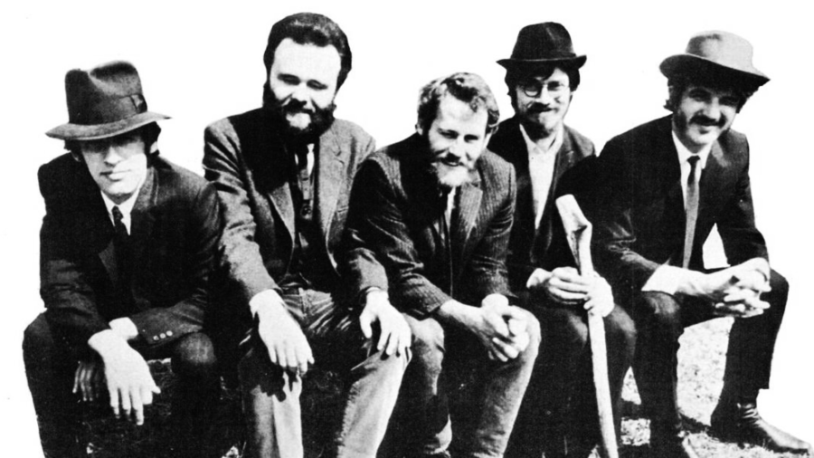 Sort-hvid foto af de fem mænd fra musikgruppen The Band iklædt jakkesæt, fotograferet i 1969